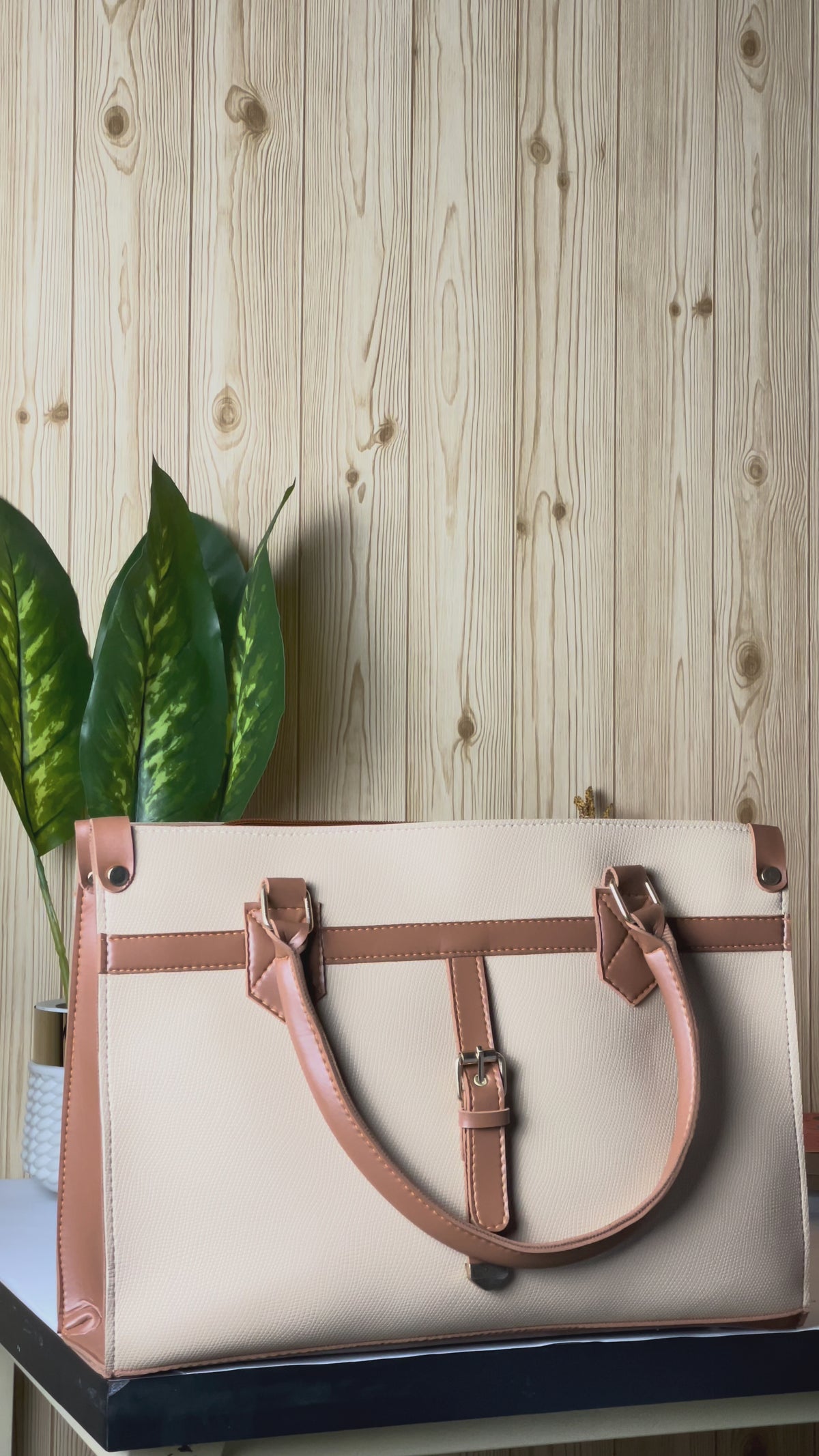 beige windsor Tote Video