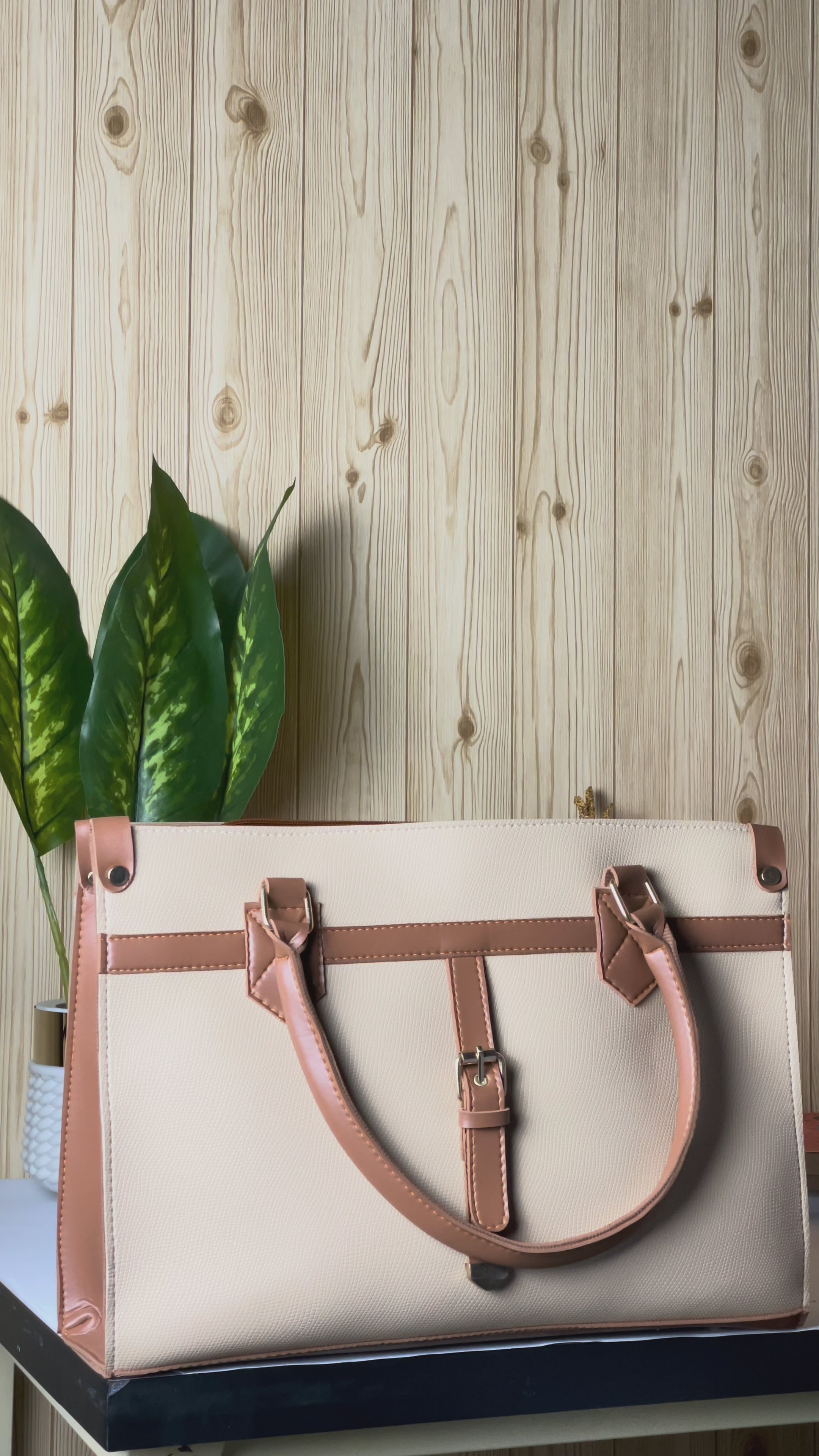 beige windsor Tote Video